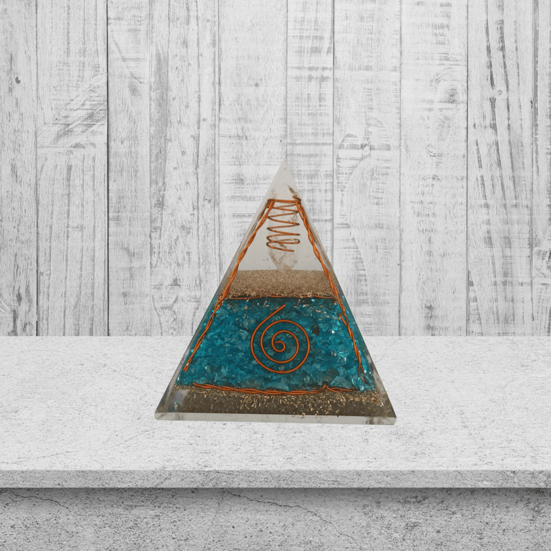 Casa si Gradina - Decoratiuni - Obiecte decorative - Accesorii decorative - Piramida orgonica Freida din cristale de Apatit cu varf de cuart si spirale de cupru - Infinity.ro