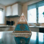 Casa si Gradina - Decoratiuni - Obiecte decorative - Accesorii decorative - Piramida orgonica Freida din cristale de Apatit cu varf de cuart si spirale de cupru - Infinity.ro
