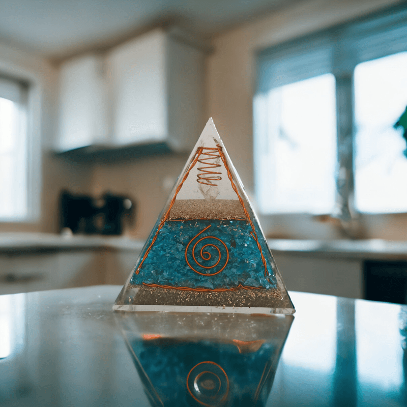 Casa si Gradina - Decoratiuni - Obiecte decorative - Accesorii decorative - Piramida orgonica Freida din cristale de Apatit cu varf de cuart si spirale de cupru - Infinity.ro