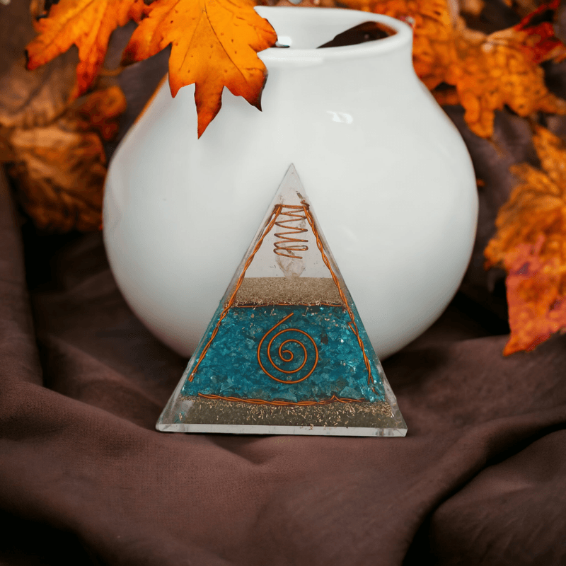 Casa si Gradina - Decoratiuni - Obiecte decorative - Accesorii decorative - Piramida orgonica Freida din cristale de Apatit cu varf de cuart si spirale de cupru - Infinity.ro
