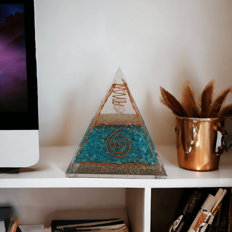 Casa si Gradina - Decoratiuni - Obiecte decorative - Accesorii decorative - Piramida orgonica Freida din cristale de Apatit cu varf de cuart si spirale de cupru - Infinity.ro