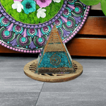 Casa si Gradina - Decoratiuni - Obiecte decorative - Accesorii decorative - Piramida orgonica Freida din cristale de Apatit cu varf de cuart si spirale de cupru - Infinity.ro