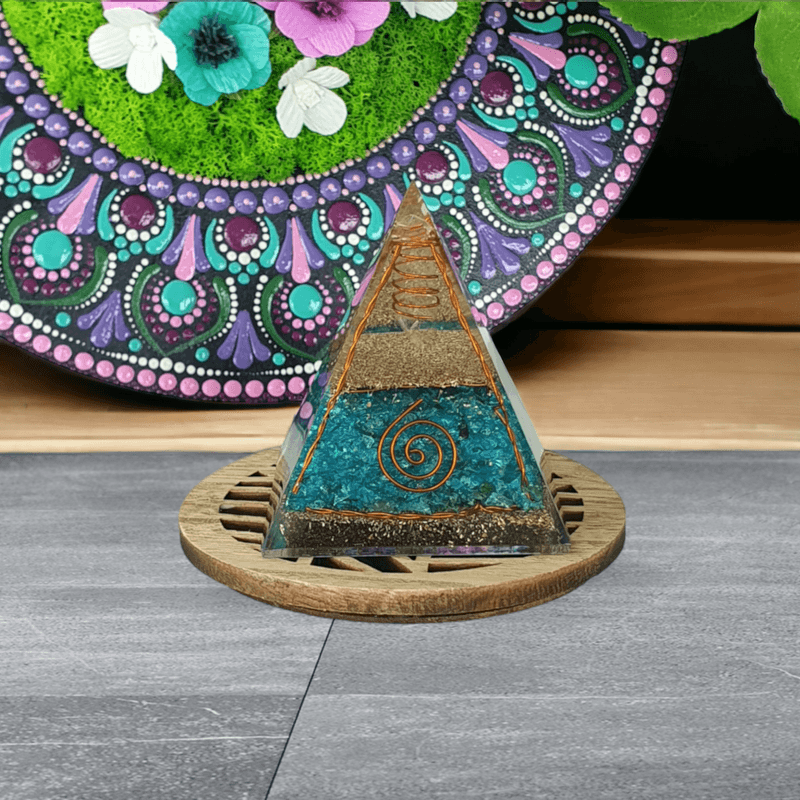 Casa si Gradina - Decoratiuni - Obiecte decorative - Accesorii decorative - Piramida orgonica Freida din cristale de Apatit cu varf de cuart si spirale de cupru - Infinity.ro