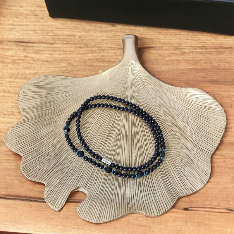Fashion, accesorii si bijuterii - Barbati - Bijuterii barbati - Lanturi si pandantive barbati - Colier barbati Eran din margele de Onix mat si hematit cu inchidere magnetica - Infinity.ro