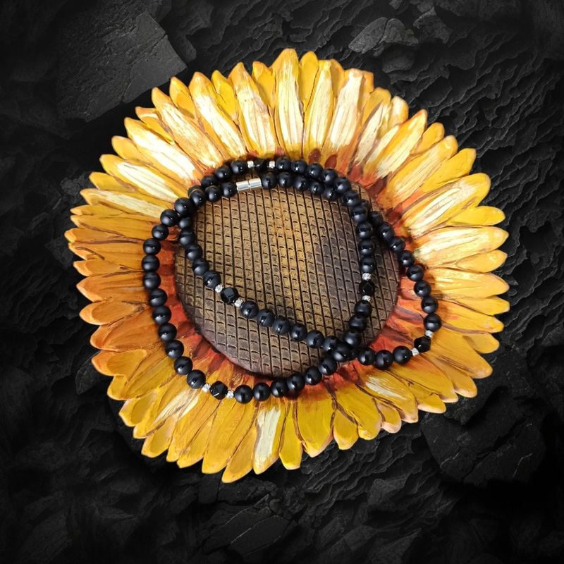 Fashion, accesorii si bijuterii - Barbati - Bijuterii barbati - Lanturi si pandantive barbati - Colier margele barbati Amadi din Agat Negru si Onix cu accesorii din inox si inchidere magnetica - Infinity.ro