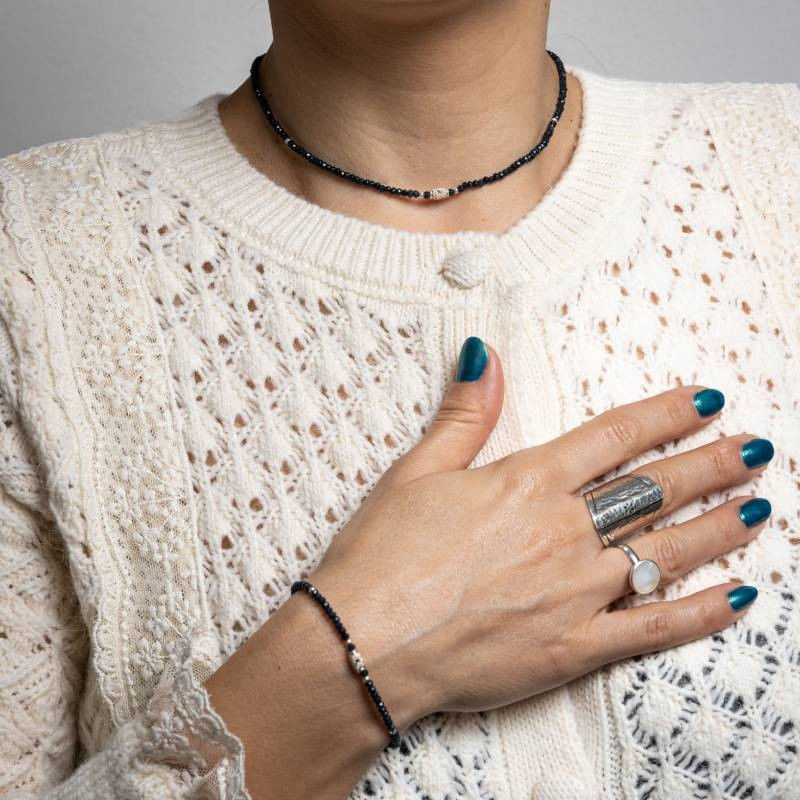 Fashion, accesorii si bijuterii - Femei - Bijuterii femei - Coliere femei - Colier Choker Mihit din pietre naturale de Jad Bleumarin cu accesorii si sistem de inchidere din argint 925 - Infinity.ro