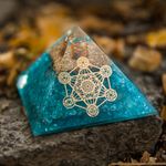 Casa si Gradina - Decoratiuni - Obiecte decorative - Accesorii decorative - Piramida Orgonica Aqua Stone cu Cristale de Acvamarin, Cuart si Spirala Vibrationala de Cupru, Simbol Cubul lui Metatron - Infinity.ro