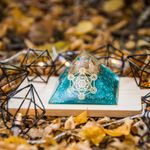 Casa si Gradina - Decoratiuni - Obiecte decorative - Accesorii decorative - Piramida Orgonica Aqua Stone cu Cristale de Acvamarin, Cuart si Spirala Vibrationala de Cupru, Simbol Cubul lui Metatron - Infinity.ro