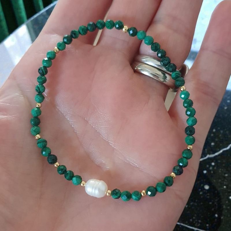 Fashion, accesorii si bijuterii - Femei - Bijuterii femei - Bratari femei - Bratara eleganta elastica Elina din malachit cu perla naturala si argint placat cu aur - Infinity.ro