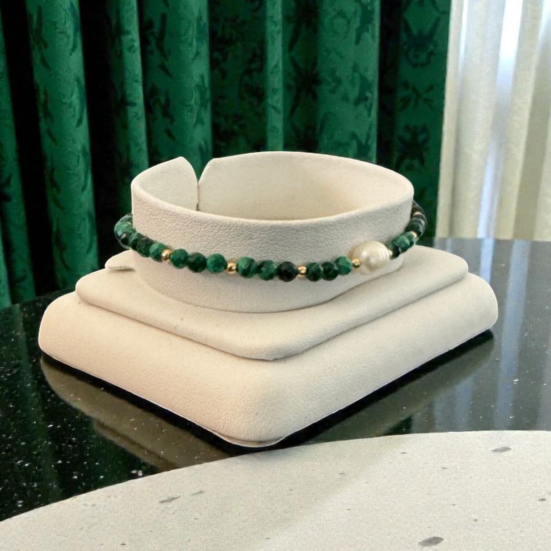 Fashion, accesorii si bijuterii - Femei - Bijuterii femei - Bratari femei - Bratara eleganta elastica Elina din malachit cu perla naturala si argint placat cu aur - Infinity.ro