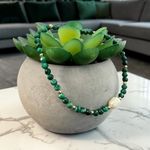 Fashion, accesorii si bijuterii - Femei - Bijuterii femei - Bratari femei - Bratara eleganta elastica Elina din malachit cu perla naturala si argint placat cu aur - Infinity.ro