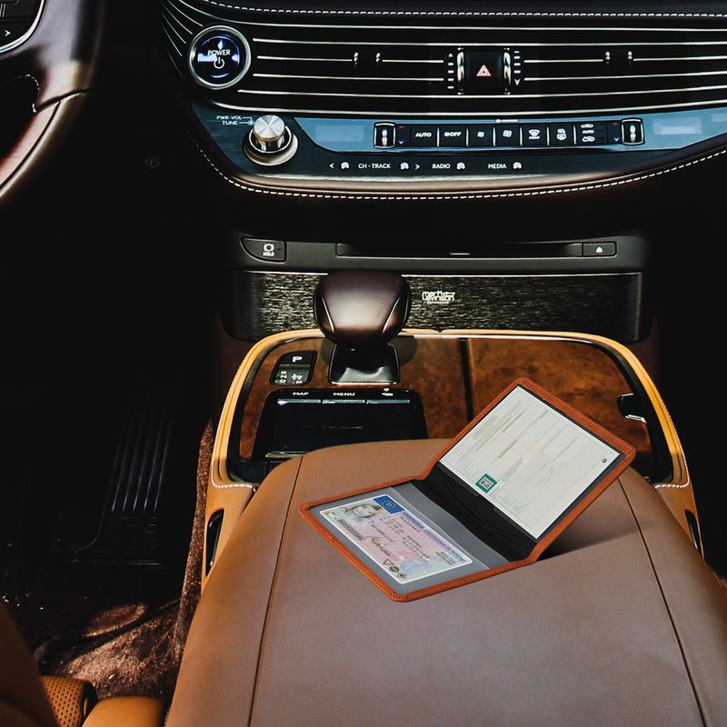 Fashion, accesorii si bijuterii - Barbati - Accesorii barbati - Portofele barbati - Portdocument auto Kwmobile pentru acte si permis UE, piele ecologica, maro, portabil, antizgarieturi - Infinity.ro