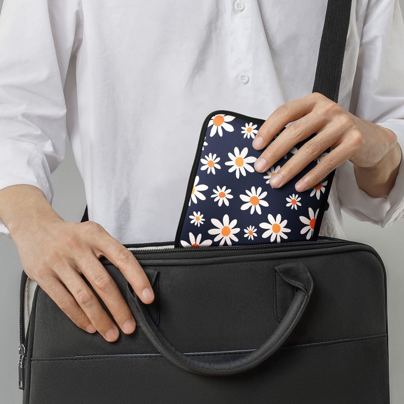 Laptop, Telefoane si Tablete - Ebook reader si accesorii - Accesorii eBook Reader - Husa pentru eBook Reader Kwmobile, protectie la socuri, neopren, albastru, alb - Infinity.ro