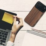 Laptop, Telefoane si Tablete - Telefoane mobile si accesorii - Accesorii Telefoane - Huse telefoane - Husa Kwmobile pentru iPhone 17 Pro Max, anti-alunecare, lemn, TPU, aspect maro - Infinity.ro