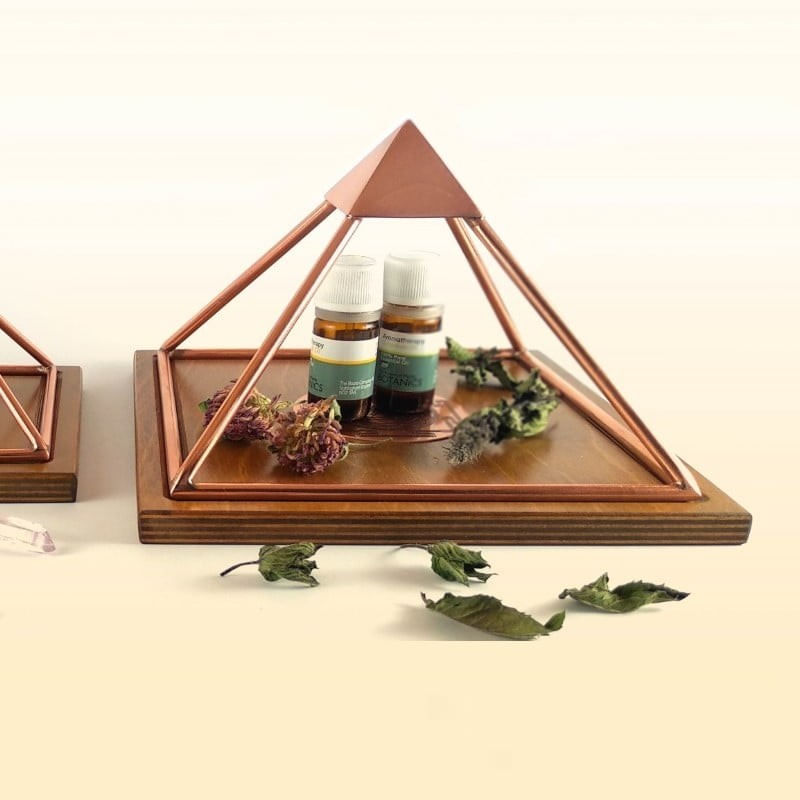Casa si Gradina - Decoratiuni - Obiecte decorative - Accesorii decorative - Piramida cupru realizata manual cu diagrama sacra Sri Yantra, pentru incarcare, energizare, 21.7 cm - Infinity.ro