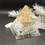 Casa si Gradina - Decoratiuni - Obiecte decorative - Accesorii decorative - NOU! Piramida orgonica cu cristale Moonstone Rainbow pentru regasirea echilibrului, a starii de calm si relaxare - Infinity.ro
