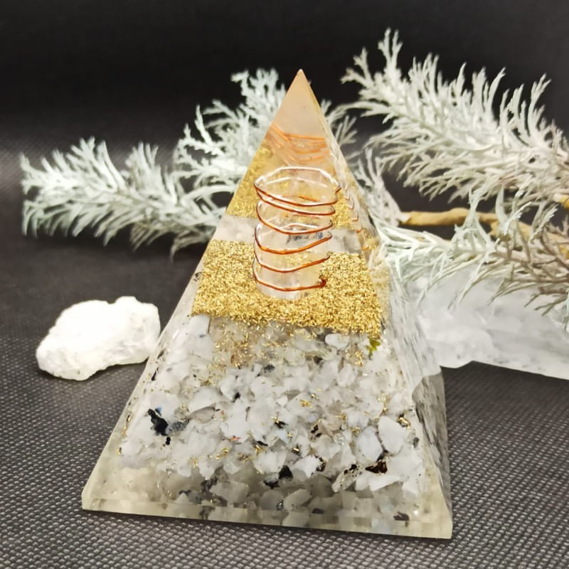 Casa si Gradina - Decoratiuni - Obiecte decorative - Accesorii decorative - NOU! Piramida orgonica cu cristale Moonstone Rainbow pentru regasirea echilibrului, a starii de calm si relaxare - Infinity.ro