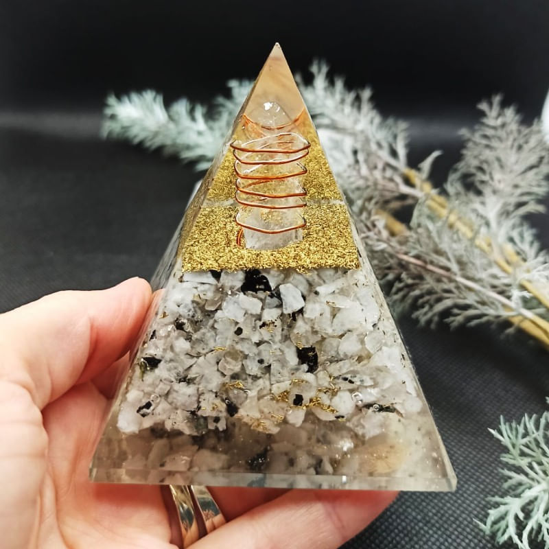 Casa si Gradina - Decoratiuni - Obiecte decorative - Accesorii decorative - NOU! Piramida orgonica cu cristale Moonstone Rainbow pentru regasirea echilibrului, a starii de calm si relaxare - Infinity.ro