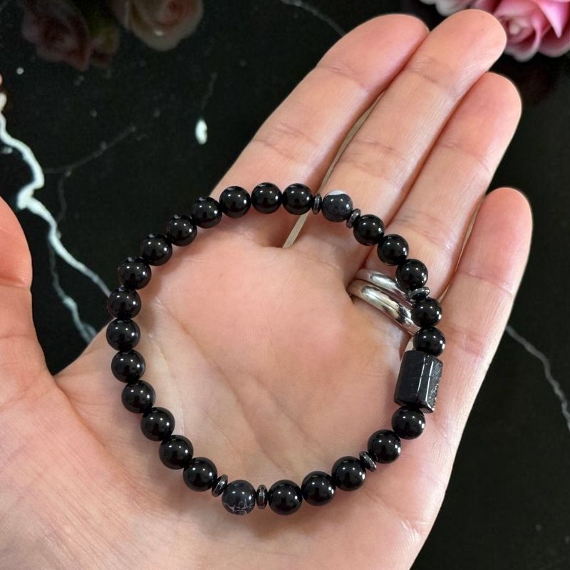 Fashion, accesorii si bijuterii - Femei - Bijuterii femei - Bratari femei - Bratara femei Nalin din piatra de Turmalina si Shell Turquoise Negru, margele de 6mm - Infinity.ro