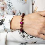 Fashion, accesorii si bijuterii - Femei - Bijuterii femei - Bratari femei - Bratara fete Karina din margele Cloisonne Rosii si Ochi de Tigru, margele de 8mm - Infinity.ro
