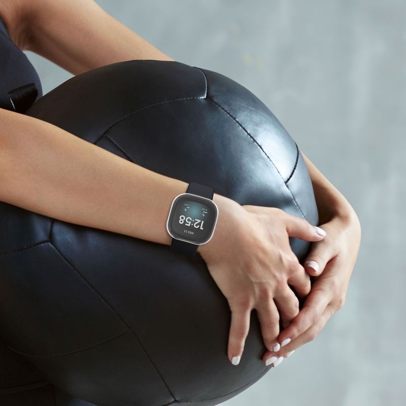 Laptop, Telefoane si Tablete - Wearables si gadgeturi - Wearables - Accesorii wearables - Set 2 huse smartwatch Kwmobile pentru Fitbit Versa 3, Sense, antizgarieturi, flexibil, silicon, transparent, argintiu - Infinity.ro