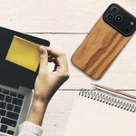 Laptop, Telefoane si Tablete - Telefoane mobile si accesorii - Accesorii Telefoane - Huse telefoane - Husa Kwmobile pentru iPhone 17 Pro Max, anti-alunecare, lemn, TPU, aspect vintage - Infinity.ro