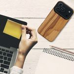 Laptop, Telefoane si Tablete - Telefoane mobile si accesorii - Accesorii Telefoane - Huse telefoane - Husa Kwmobile pentru iPhone 17 Pro, anti-alunecare, lemn, TPU, aspect vintage - Infinity.ro