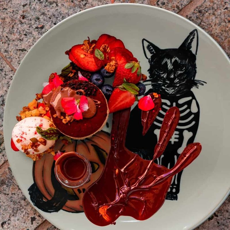 Casa si Gradina - Bucatarie si vesela - Vesela si tacamuri - Servicii de masa - Set farfurii 16 piese, pentru 4 persoane, Skeleton Kitty, Cesiro, Ivoire cu Pisica - Infinity.ro
