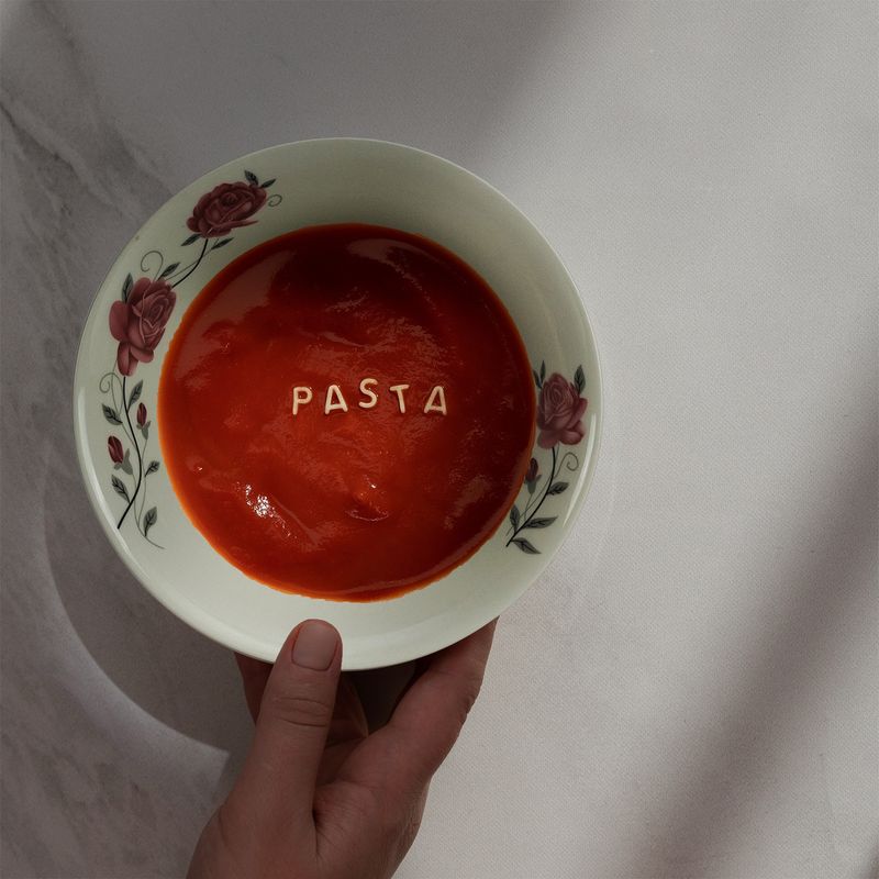 Casa si Gradina - Bucatarie si vesela - Vesela si tacamuri - Servicii de masa - Vesela completa, 4 persoane, 9 piese, cana albastra, bol, tava termorezistenta, Portelan decorat cu Trandafiri roz - Infinity.ro