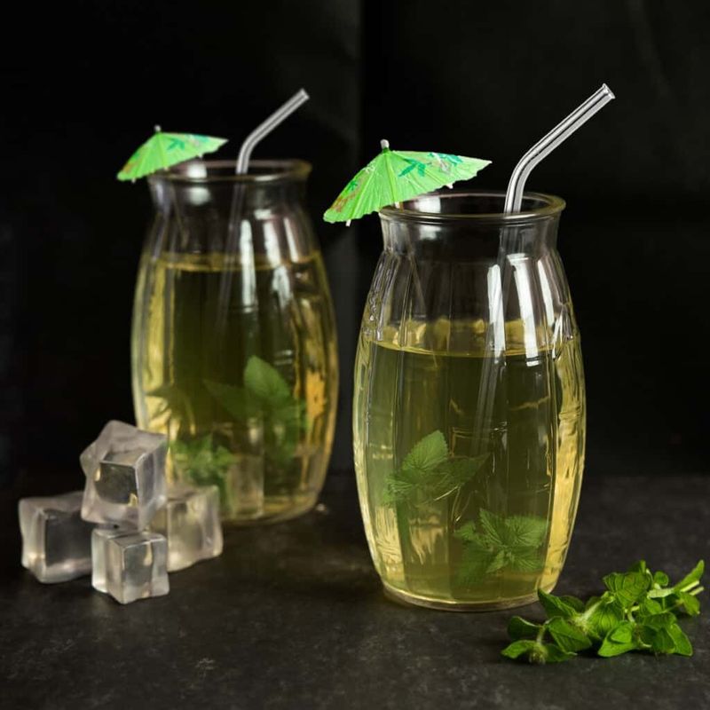 Casa si Gradina - Bucatarie si vesela - Cani si pahare - Pahare - Set 6 pahare din sticla decorate in relief cu frunze de 500 ml, Cesiro - Infinity.ro