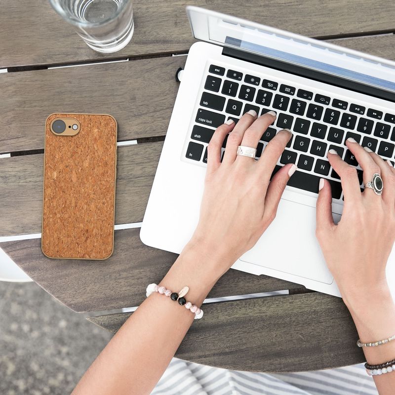 Laptop, Telefoane si Tablete - Telefoane mobile si accesorii - Accesorii Telefoane - Huse telefoane - Husa tip bumper Kwmobile pentru iPhone 17e/16e, protectie la socuri, pluta, TPU, maro - Infinity.ro
