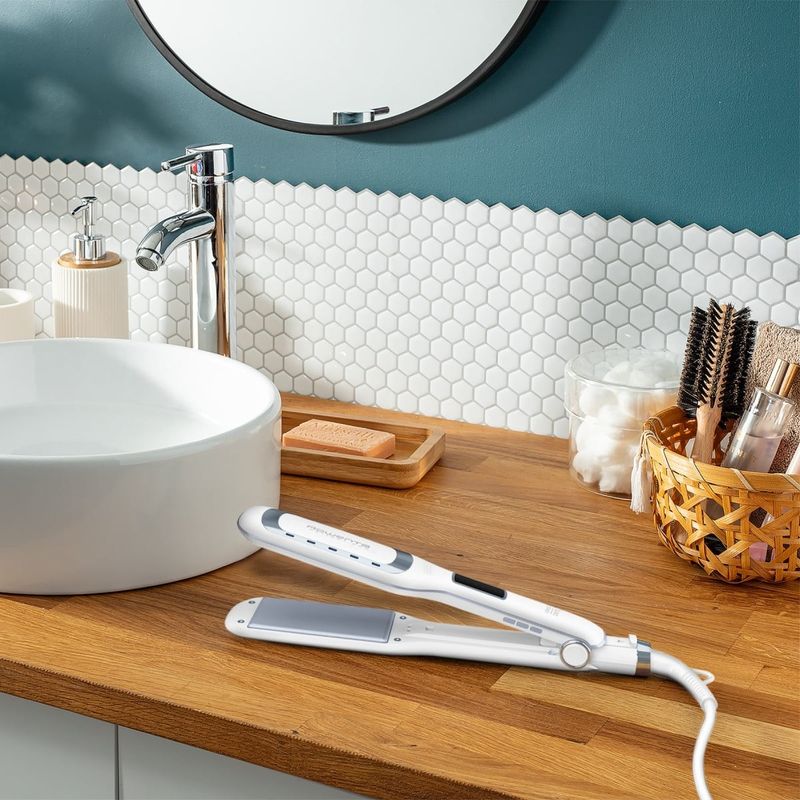 Ingrijire personala si Cosmetice - Aparate & accesorii ingrijire personala - Hair styling - Placi de indreptat parul - Placa de par Rowenta Wet & Dry Pro SF5010F0, invelis Nano Ceramic, generator de ioni, ecran LCD, 6 trepte de - Infinity.ro