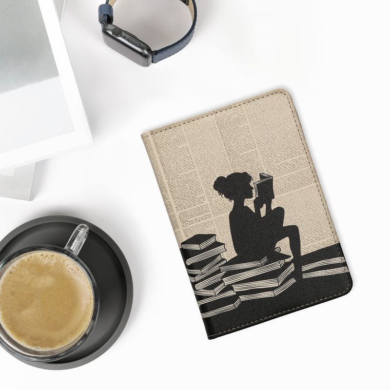 Laptop, Telefoane si Tablete - Ebook reader si accesorii - Accesorii eBook Reader - Husa Kwmobile pentru Amazon Kindle 11 (2022), Kindle 11 (2024), inchidere magnetica, Sleep/Wake, piele eco, negru, bej - Infinity.ro