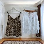 Fashion, accesorii si bijuterii - Femei - Imbracaminte femei - Costume si compleuri femei - Compleu damă de vară Letty – top satinat cu imprimeu leopard și fustă albă cu dantelă, OneSize potrivit S/M - Infinity.ro