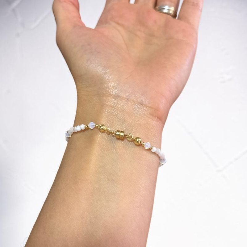 Fashion, accesorii si bijuterii - Femei - Bijuterii femei - Bratari femei - Bratara cu inchidere magnetica din Piatra Lunii cu argint placat cu aur si cristale Preciosa - Infinity.ro
