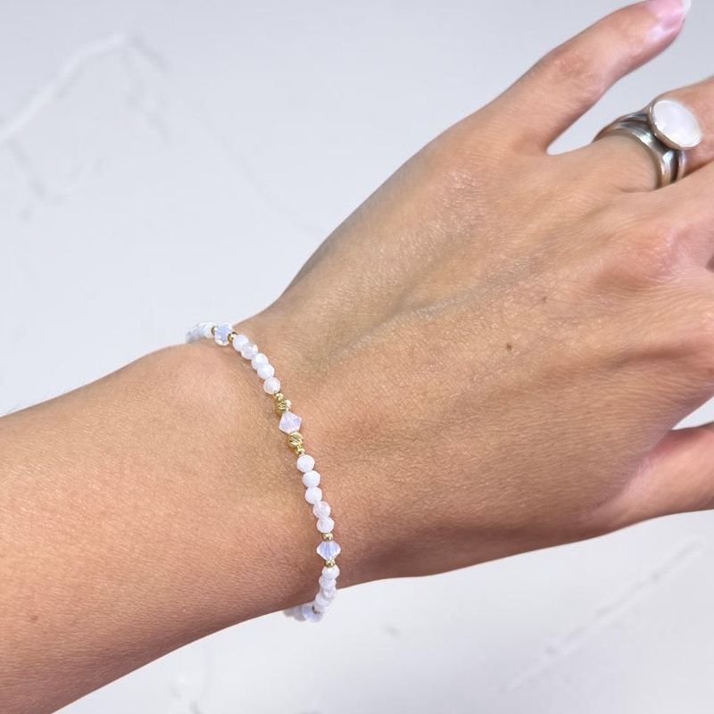 Fashion, accesorii si bijuterii - Femei - Bijuterii femei - Bratari femei - Bratara cu inchidere magnetica din Piatra Lunii cu argint placat cu aur si cristale Preciosa - Infinity.ro