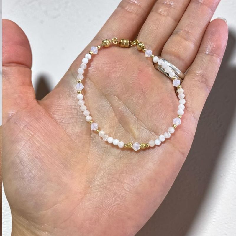 Fashion, accesorii si bijuterii - Femei - Bijuterii femei - Bratari femei - Bratara cu inchidere magnetica din Piatra Lunii cu argint placat cu aur si cristale Preciosa - Infinity.ro