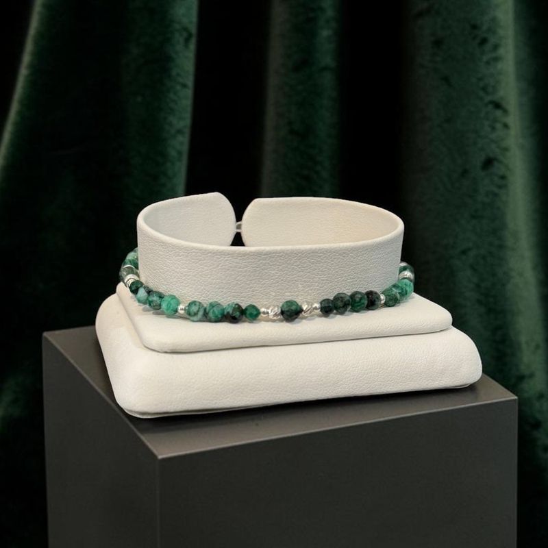 Fashion, accesorii si bijuterii - Femei - Bijuterii femei - Bratari femei - Piatra care pare ca straluceste din alta lume! Bratara din Labradorit verde cu inchidere magnetica din argint - Infinity.ro