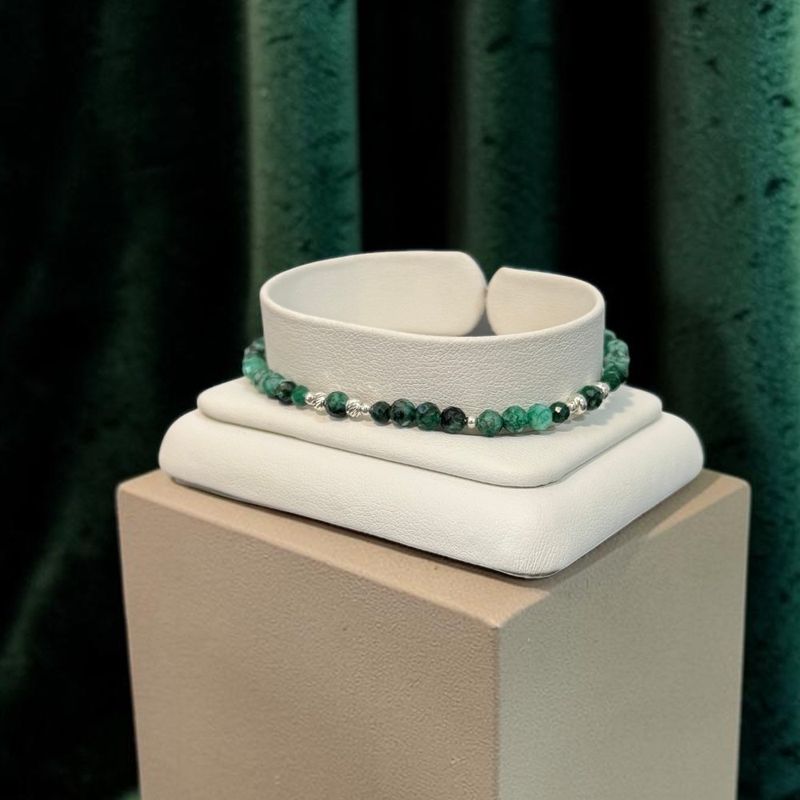 Fashion, accesorii si bijuterii - Femei - Bijuterii femei - Bratari femei - Piatra care pare ca straluceste din alta lume! Bratara din Labradorit verde cu inchidere magnetica din argint - Infinity.ro