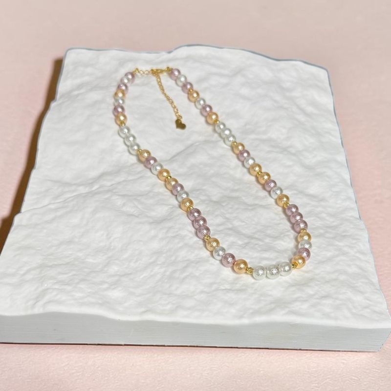 Fashion, accesorii si bijuterii - Femei - Bijuterii femei - Coliere femei - Colier Joplin din margele de sidef de scoica texturate cu accesorii din argint placate cu aur, ajustabil - Infinity.ro