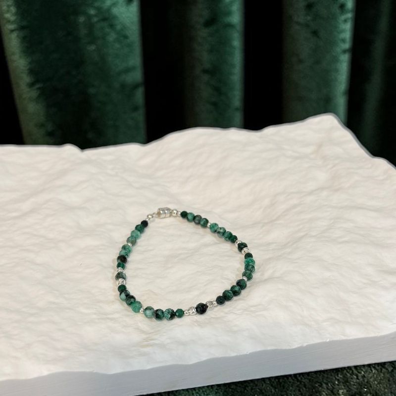Fashion, accesorii si bijuterii - Femei - Bijuterii femei - Bratari femei - Piatra care pare ca straluceste din alta lume! Bratara din Labradorit verde cu inchidere magnetica din argint - Infinity.ro