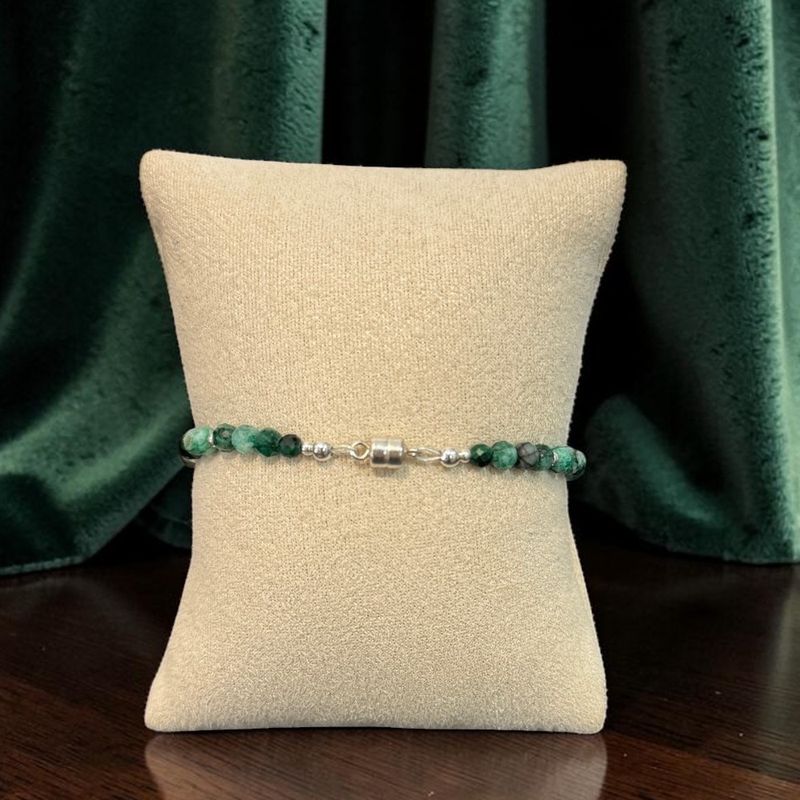 Fashion, accesorii si bijuterii - Femei - Bijuterii femei - Bratari femei - Piatra care pare ca straluceste din alta lume! Bratara din Labradorit verde cu inchidere magnetica din argint - Infinity.ro