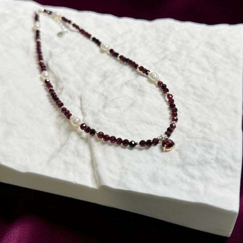 Fashion, accesorii si bijuterii - Femei - Bijuterii femei - Coliere femei - Colier elegant Enisse din cristale de Granat si Perle de cultura cu Argint 925 - Infinity.ro