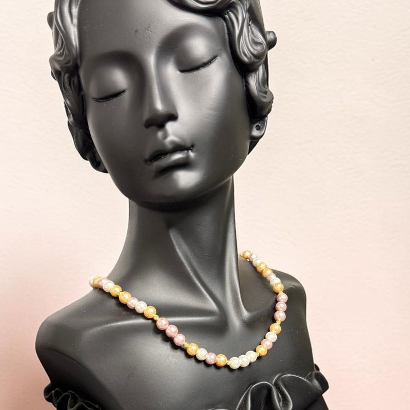 Fashion, accesorii si bijuterii - Femei - Bijuterii femei - Coliere femei - Colier Joplin din margele de sidef de scoica texturate cu accesorii din argint placate cu aur, ajustabil - Infinity.ro