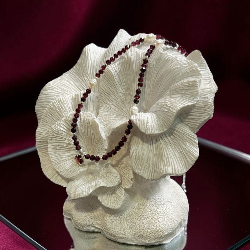 Fashion, accesorii si bijuterii - Femei - Bijuterii femei - Coliere femei - Colier elegant Enisse din cristale de Granat si Perle de cultura cu Argint 925 - Infinity.ro
