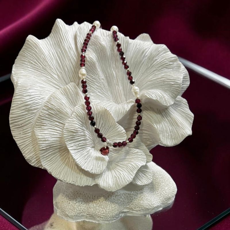 Fashion, accesorii si bijuterii - Femei - Bijuterii femei - Coliere femei - Colier elegant Enisse din cristale de Granat si Perle de cultura cu Argint 925 - Infinity.ro