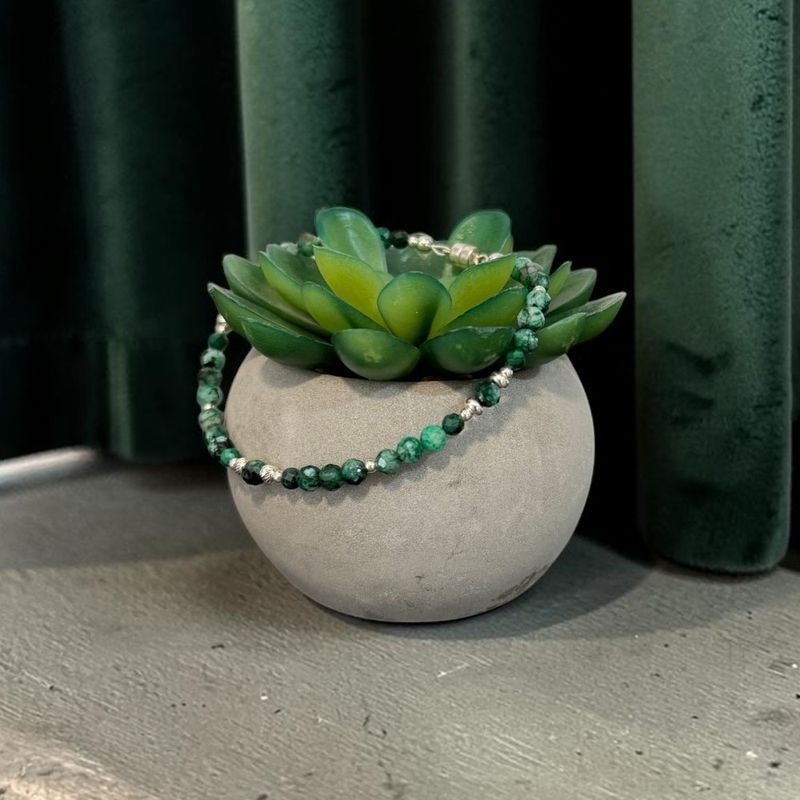 Fashion, accesorii si bijuterii - Femei - Bijuterii femei - Bratari femei - Piatra care pare ca straluceste din alta lume! Bratara din Labradorit verde cu inchidere magnetica din argint - Infinity.ro