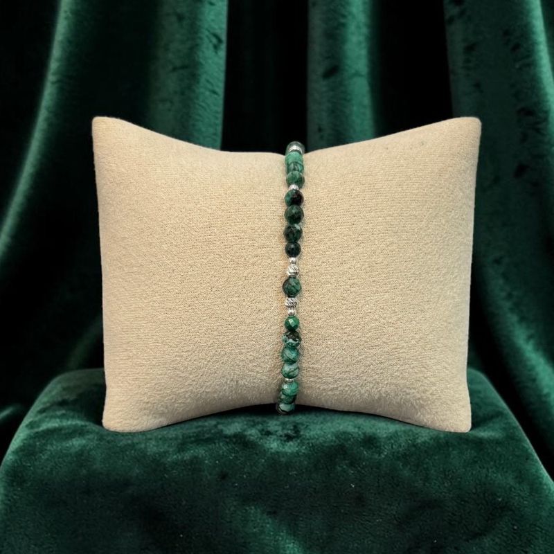 Fashion, accesorii si bijuterii - Femei - Bijuterii femei - Bratari femei - Piatra care pare ca straluceste din alta lume! Bratara din Labradorit verde cu inchidere magnetica din argint - Infinity.ro