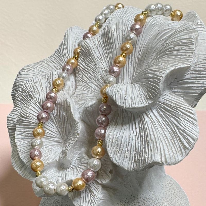 Fashion, accesorii si bijuterii - Femei - Bijuterii femei - Coliere femei - Colier Joplin din margele de sidef de scoica texturate cu accesorii din argint placate cu aur, ajustabil - Infinity.ro