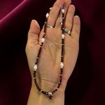 Fashion, accesorii si bijuterii - Femei - Bijuterii femei - Coliere femei - Colier elegant Enisse din cristale de Granat si Perle de cultura cu Argint 925 - Infinity.ro